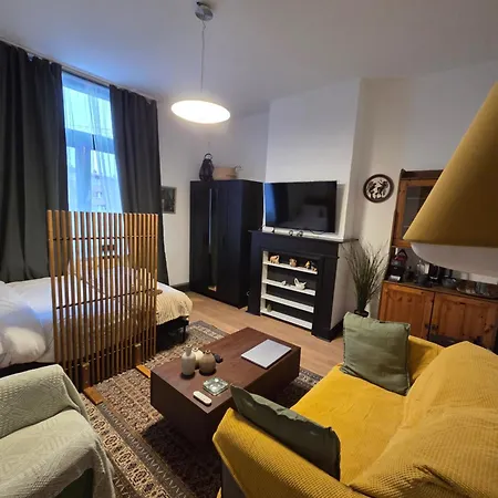 The Amber Lounge, 1040