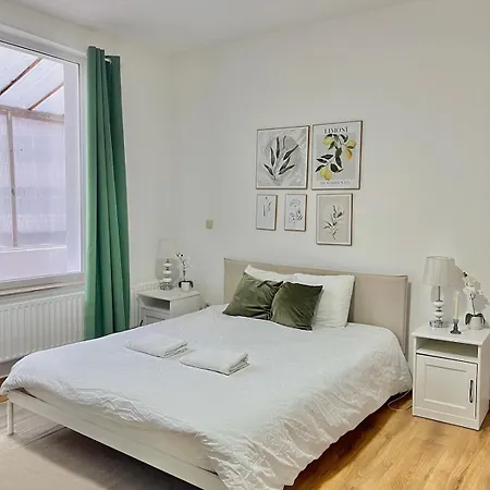 아파트 Spacious For 6 Near Center Of *