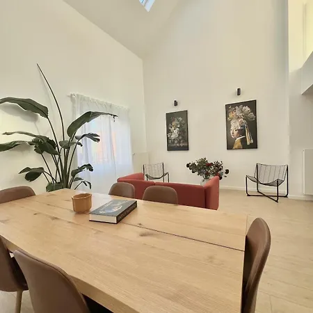 Chic & Bright Near Montgomery Apartment *