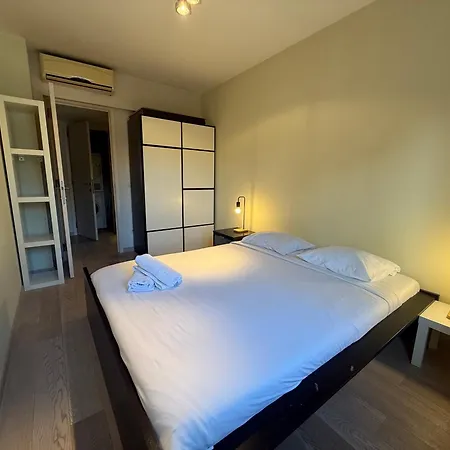 With 2 Bedrooms - Sleeps 6 *