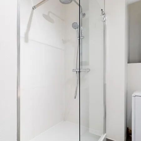 Quiet Near European District Lejlighed *