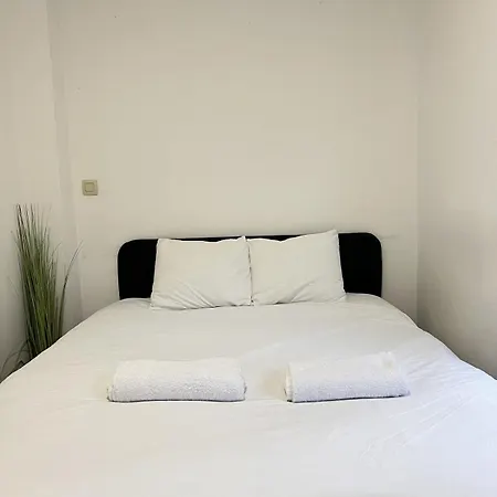 Spacious For 6 Near Center Of