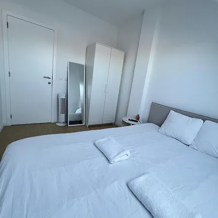 Chic & Bright Near Montgomery Apartment *