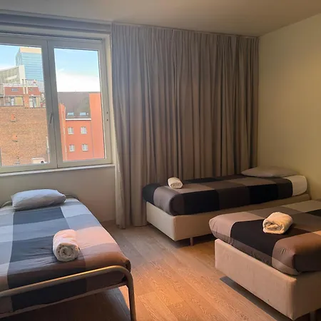 With 2 Bedrooms - Sleeps 6 *