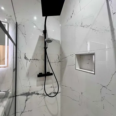 Cosy Family For Up To 9 Guests Near Midi Station Lejlighed *