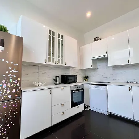 Cosy Family For Up To 9 Guests Near Midi Station Apartmán