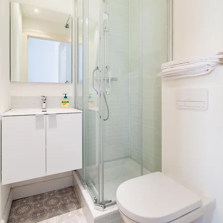 1 Bedroom W Kitchen And Bathroom In Trendy St Gilles *