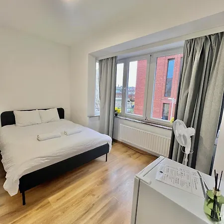 아파트 Spacious For 6 Near Center Of *