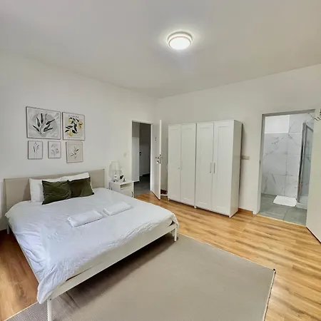 Spacious For 6 Near Center Of 아파트 *