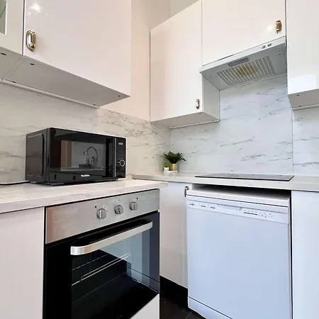 Cosy Family For Up To 9 Guests Near Midi Station *