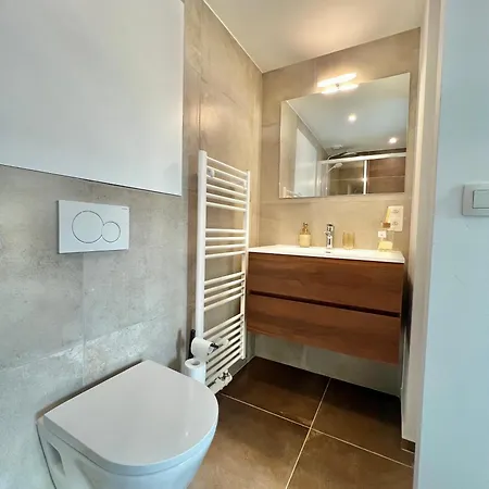 Chic & Bright Near Montgomery 公寓