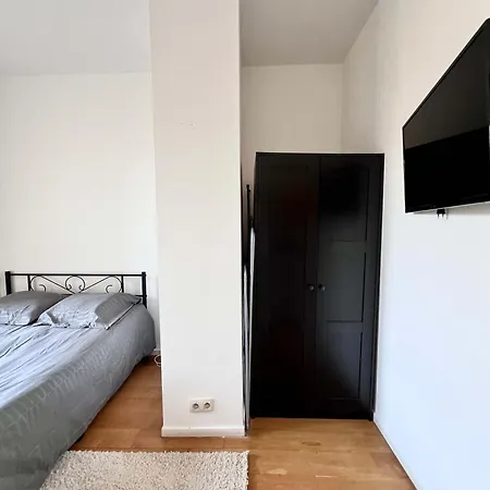 Cosy Family For Up To 9 Guests Near Midi Station Lejlighed