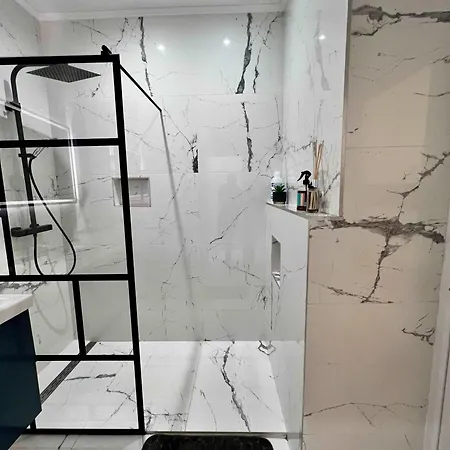 Cosy Family For Up To 9 Guests Near Midi Station Apartment