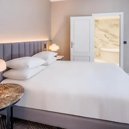 Hilton Grand Place 4*