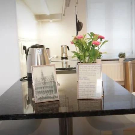 Apartment - Steps Grand Place - Local Vibrant Neighbourhood *