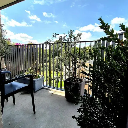 Richy Stylish Balcony Brussels- Garden View- Shared Bathroom- Inclusive Bruksela
