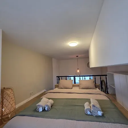 Industrial-style Loft With Mezzanine Bedroom In Prime Area *