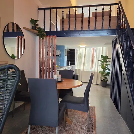 Apartmán Industrial-style Loft With Mezzanine Bedroom In Prime Area *