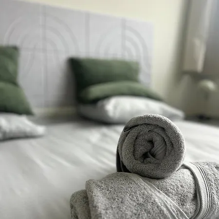 Elegant Renovated 2 Bedrooms Close To Transport