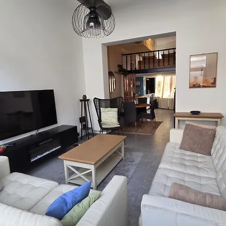 Industrial-style Loft With Mezzanine Bedroom In Prime Area Apartmán *
