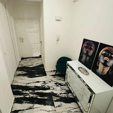 Charming 1 Bedroom With Terrace Apartment *