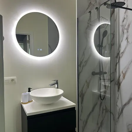 Elegant Renovated 2 Bedrooms Close To Transport Appartement *