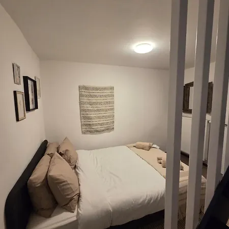 Industrial-style Loft With Mezzanine Bedroom In Prime Area Apartmán *