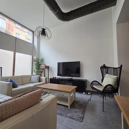 アパート Industrial-style Loft With Mezzanine Bedroom In Prime Area