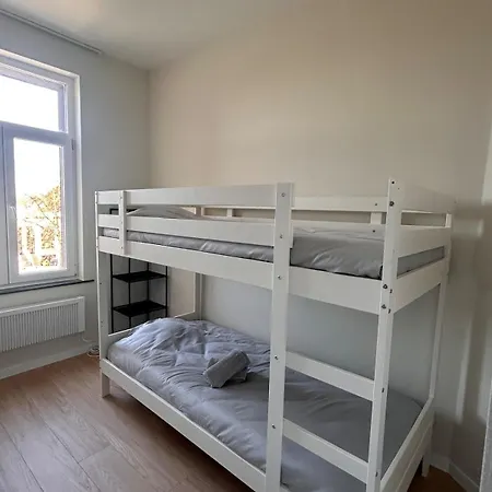 Elegant Renovated 2 Bedrooms Close To Transport