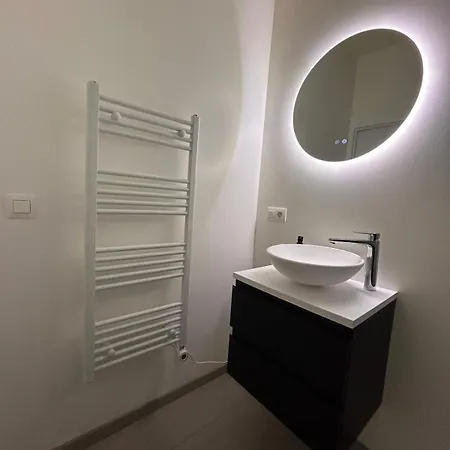 Διαμέρισμα Elegant Renovated 2 Bedrooms Close To Transport *