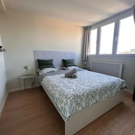 Elegant Renovated 2 Bedrooms Close To Transport Apartment