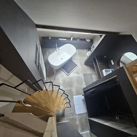 Luxury Triplex Stylish 2br In