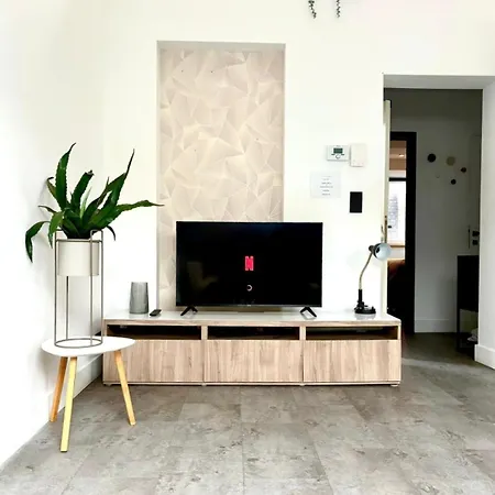 Elegant - Next From Grand Place, Netflix & Comfort