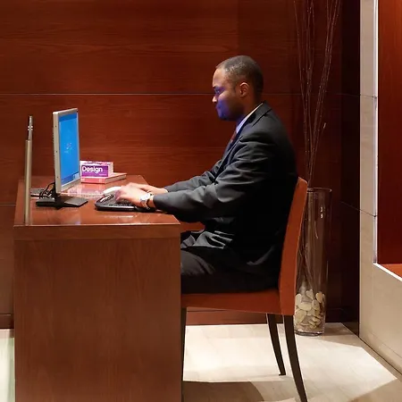 Catalonia Grand Place 酒店 4*