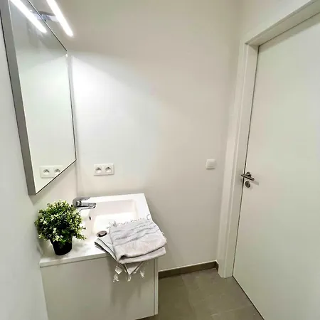 Family-friendly Steps From Atomium - Center 6 Min 아파트