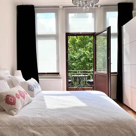 Lovely & Chic Haven In The Heart Close To Center For 2 With Balcony 아파트 *