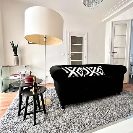 아파트 Chic Urban Heart Of The With Balcony