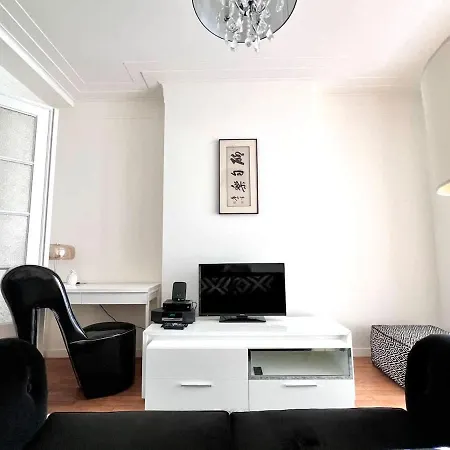 아파트 Chic Urban Heart Of The With Balcony