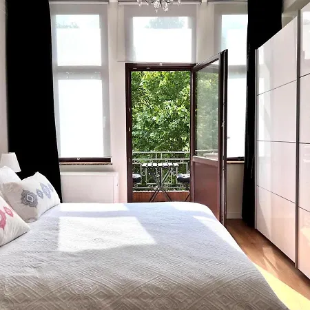 아파트 Chic Urban Heart Of The With Balcony 브뤼셀