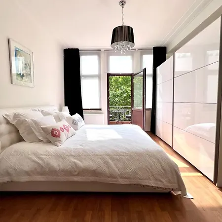아파트 Chic Urban Heart Of The With Balcony