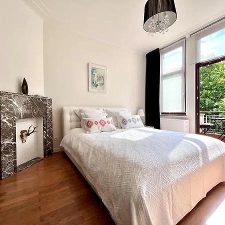 Chic Urban Heart Of The With Balcony 아파트