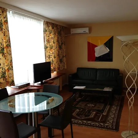 Aparthotel B-aparthotels Louise 3*