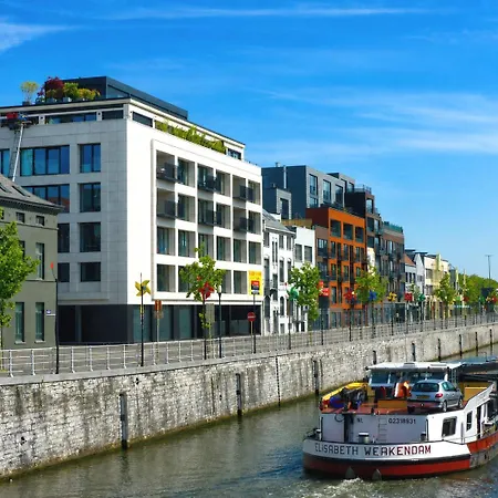 Sur Le Quai Homestay *