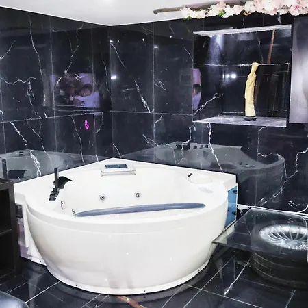 & Wellness Area Jacuzzi Sauna Massage Table Villa Bruxelles
