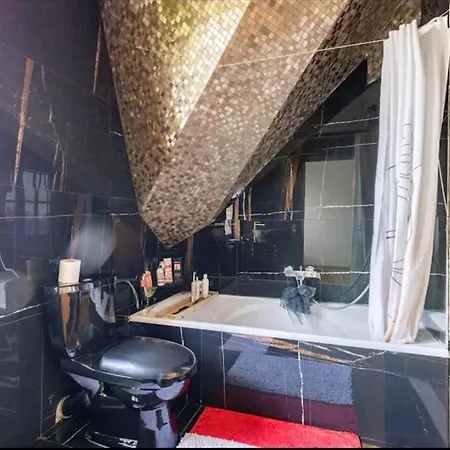 & Wellness Area Jacuzzi Sauna Massage Table Bruxelles