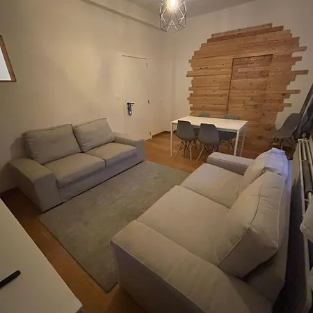 דירה Charming With Private Garden