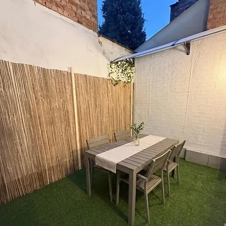 דירה Charming With Private Garden