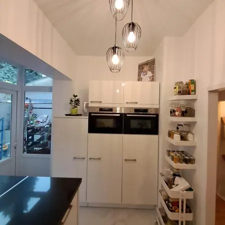 דירה Charming With Private Garden *