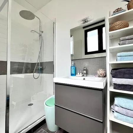 Lovely & Chic Haven In The Heart Close To Center For 2 With Balcony 아파트