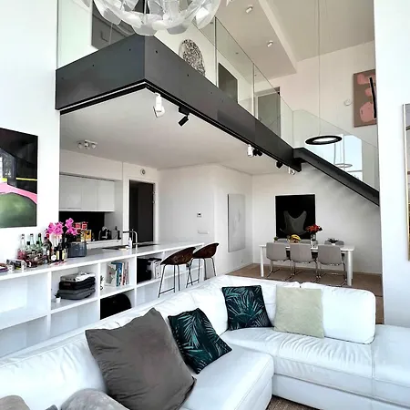 Skyline Retreat Penthouse In 220m Of Elegance 아파트